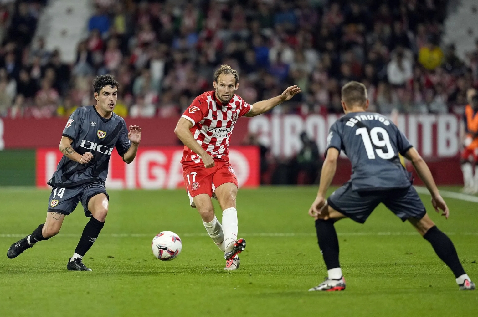 巴塞罗那客场战胜对手取得三分 巴塞罗那客场战胜对手取得三分