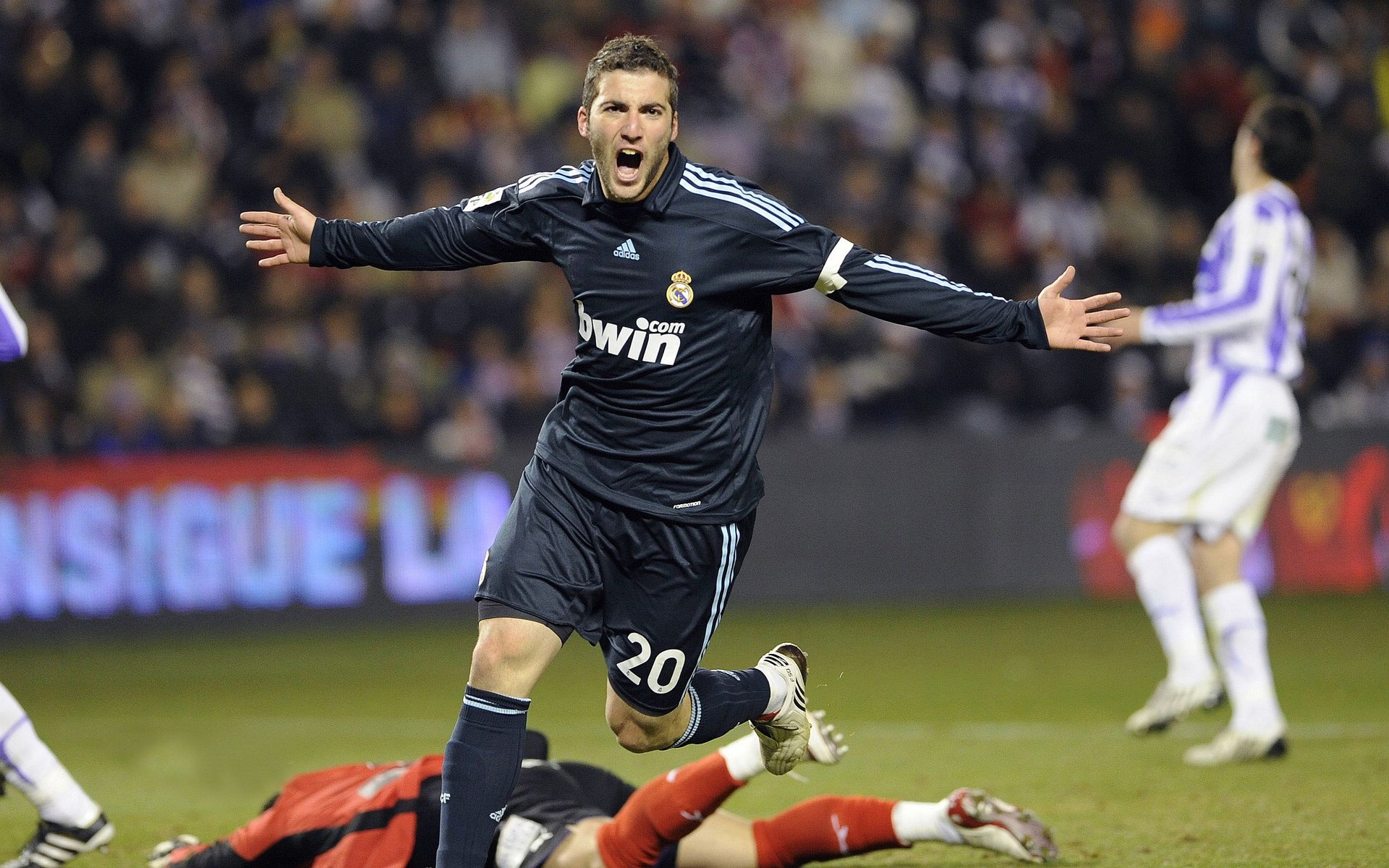 欧冠半决赛焦点战，巴西加时赛绝境突围，点球鏖战力克巴拉圭